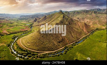 Luftdrohnenblick über den malerischen Gipfel oder den alten Stratovulkan in Armenien. Landcape und Nationalparks Konzept Stockfoto