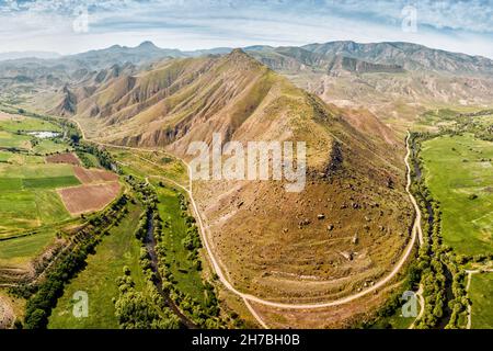 Luftdrohnenblick über den malerischen Gipfel oder den alten Stratovulkan in Armenien. Landcape und Nationalparks Konzept Stockfoto