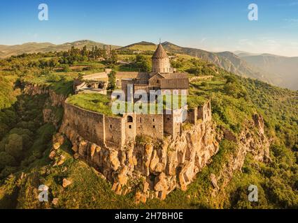 Luftaufnahme des malerischen Klosters Tatev auf einem unzugänglichen Basaltfelsen mit wunderbarem Aussichtspunkt. Reisen und Anbetung Attraktionen in Armenien Stockfoto