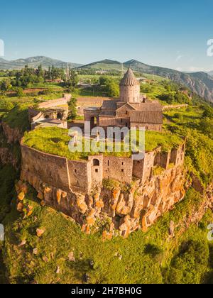 Luftaufnahme des malerischen Klosters Tatev auf einem unzugänglichen Basaltfelsen mit wunderbarem Aussichtspunkt. Reisen und Anbetung Attraktionen in Armenien Stockfoto