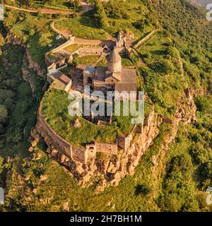 Luftaufnahme des malerischen Klosters Tatev auf einem unzugänglichen Basaltfelsen mit wunderbarem Aussichtspunkt. Reisen und Anbetung Attraktionen in Armenien Stockfoto