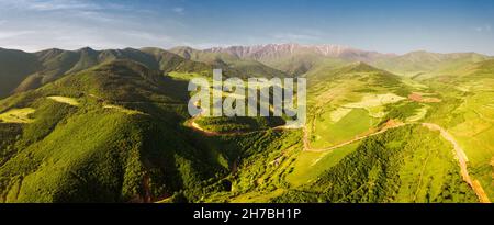 Luftaufnahme über üppige Wälder und Dickicht in den Kaukasus-Bergen in Armenien in der Nähe des Tatev-Klosters Stockfoto