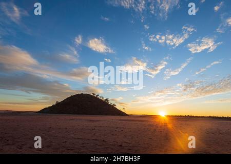 Sun on the Horizon bei Sonnenaufgang über dem Lake Ballard, Western Australia, WA, Australien Stockfoto