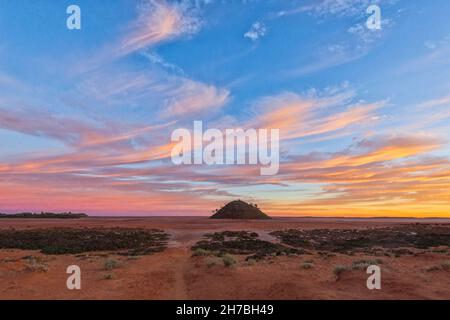 Moody Sonnenaufgang mit rosa Himmel über Lake Ballard, Western Australia, WA, Australien Stockfoto