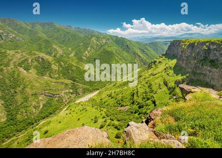 Malerischer Aussichtspunkt auf dem Debed Canyon und eine tiefe Schlucht im Armenischen Hochland in der Provinz Lori. Stockfoto