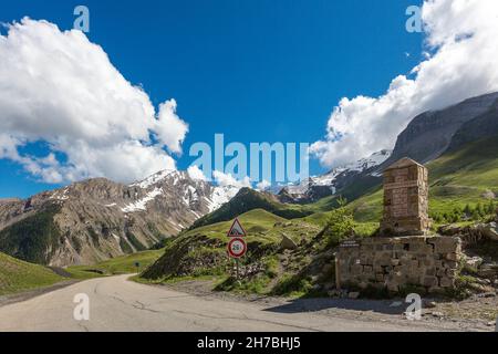 ALPES DE HAUTE-PROVENCE (04), VALLEE DE L'UBAYE, HAUTES-ALPES (05), AM FUSSE DES BERGES PARPAILLON, COL DE VARS IST EIN PASS IN DEN SÜDLICHEN ALPEN. Stockfoto