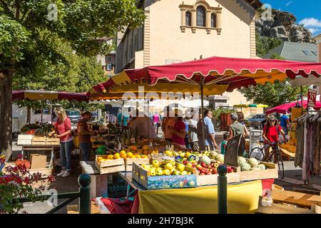 ALPES DE HAUTE-PROVENCE, 04, UBAYE-TAL, DORF JAUZIERS, MARKT Stockfoto