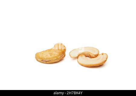 Cashewnüsse ganz und in zwei Teile isoliert auf weißem Hintergrund geteilt Stockfoto