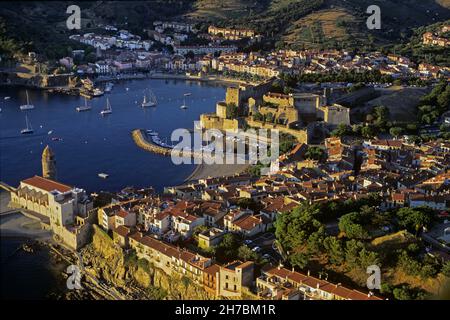 FRANKREICH. PYRENEES ORIENTALES (66). VERMEILLE COAST. LUFTAUFNAHME VON COLLIOURE UND SEINER KÖNIGLICHEN BURG Stockfoto