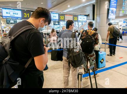 Passagiere mit Gesichtsmasken in der Schlange am Check-in-Stand für den Flug von Belavia Airlines im Flughafen Domodedovo, DME, Moskau, Russland Stockfoto