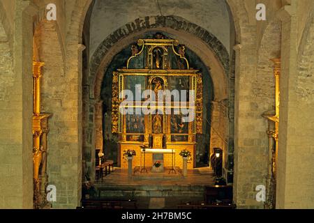 FRANKREICH. PYRENEES ORIENTALES (66). DAS ROUSSILLON. ROMANISCHE KIRCHE SAINT-GENIS-DES-FONTAINES. DER KIRCHENALTAR UND DER ALTAR DES CHORES Stockfoto