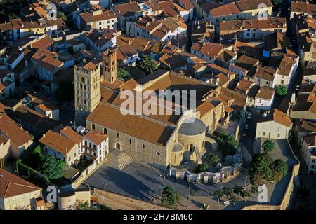 FRANKREICH. PYRENEES ORIENTALES (66). DAS ROUSSILLON . LUFTAUFNAHME VON ELNE UND SEINER KATHEDRALE STE-EULALIE Stockfoto