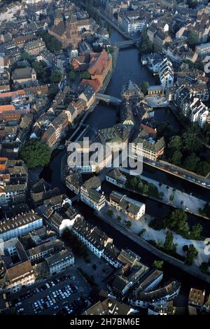 FRANKREICH, BAS RHIN (67) ELSASS, STRASSBURG, LUFTAUFNAHME DER PETITE FRANCE DAS HISTORISCHE ZENTRUM WURDE 1988 VON DER UNESCO ZUM WELTKULTURERBE ERKLÄRT Stockfoto