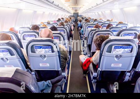 Rückansicht der Passagiere, die in einer Flugzeugkabine eines Belavia Boeing 737-800-Flugzeugs schlafen Stockfoto