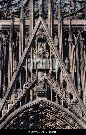 FRANKREICH, BAS RHIN (67) ELSASS, STRASSBURG, DETAIL DES TYMPANONS DES HAUPTPORTALS DER KATHEDRALE NOTRE DAME, GOTISCHER STIL, ERBAUT ZWISCHEN 1176 UND 1439 Stockfoto