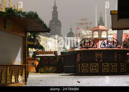 Dresden, Deutschland. 22nd. November 2021. Geschlossene Stände des Dresdner Striezelmarktes stehen auf dem Altmarkt. Aufgrund von Corona wurden alle Weihnachtsmärkte in Sachsen gestrichen. Quelle: Robert Michael/dpa-Zentralbild/dpa/Alamy Live News Stockfoto