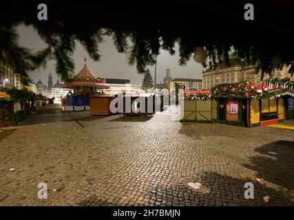 Dresden, Deutschland. 22nd. November 2021. Geschlossene Stände des Dresdner Striezelmarktes stehen auf dem Altmarkt. Aufgrund von Corona wurden alle Weihnachtsmärkte in Sachsen gestrichen. Quelle: Robert Michael/dpa-Zentralbild/dpa/Alamy Live News Stockfoto