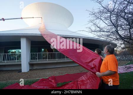 St. Louis, Usa. 21st. November 2021. Gerry Sanders von Advanced Sign and Lighting, zieht das Feiertagsband um das Planetarium im St. Louis Science Center während der Installation in St. Louis am Sonntag, den 21. November 2021. Foto von Bill Greenblatt/UPI Credit: UPI/Alamy Live News Stockfoto