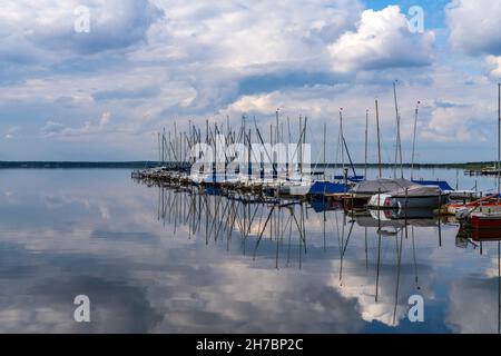 Steinhude, Niedersachsen, Deutschland - 08. Juni 2020: Blick auf das Steinhuder Meer mit Steg und Yachthafen Stockfoto