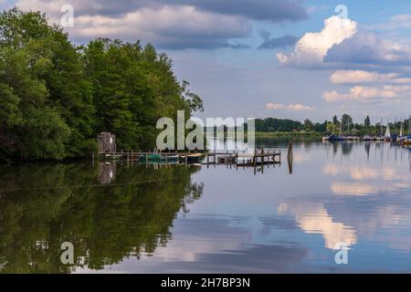 Steinhude, Niedersachsen, Deutschland - 08. Juni 2020: Blick auf das Steinhuder Meer mit einem Steg und dem Yachthafen in der Nähe der Badeinsel Stockfoto