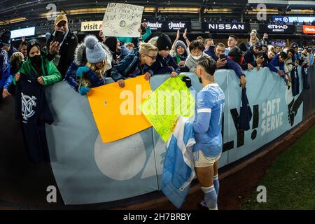 New York, Usa. 22nd. November 2021. Valentin Castellanos von der NYCFC schreibt Autogramme für Fans nach dem ersten Rundenspiel des MLS Cup gegen Atlanta United im Yankee-Stadion. NYCFC gewann 2 - 0 und erreichte das Halbfinale des MLS Cup. Sie werden New England Revolution für den Platz in Eastern Conference Finale spielen. (Foto von Lev Radin/Pacific Press) Quelle: Pacific Press Media Production Corp./Alamy Live News Stockfoto