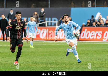 New York, Usa. 21st. November 2021. Valentin Castellanos (11) von NYCFC jagt den Ball am 21. November 2021 in der ersten Runde des MLS Cup gegen Atlanta United im Yankee-Stadion in New York. NYCFC gewann 2 - 0 und erreichte das Halbfinale des MLS Cup. Sie werden New England Revolution für den Platz in Eastern Conference Finale spielen. (Foto: Lev Radin/Sipa USA) (Foto: Lev Radin/Pacific Press) Quelle: Pacific Press Media Production Corp./Alamy Live News Stockfoto