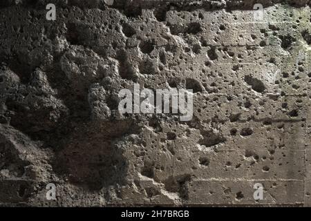 Bunkermauer in einem deutschen Geheimwaffenstützpunkt in nordfrankreich. Mauerdurchbruch mit Explosionsschaden. Stockfoto