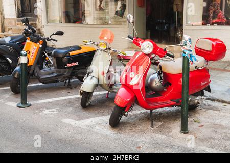 Genova, Italien - 17. August 2018: Klassische italienische Roller stehen am Straßenrand Stockfoto