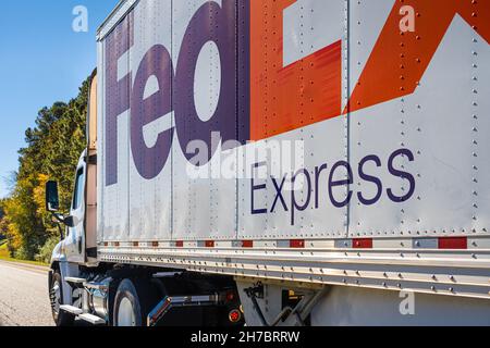 FedEx Express-LKW auf der Interstate 285 um Atlanta, Georgia. (USA) Stockfoto