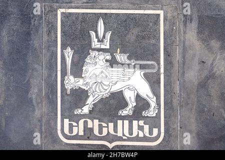 25. Mai 2021, Eriwan, Armenien: Löwe auf einem offiziellen Wappen der Stadt Eriwan auf einem Stein Stockfoto