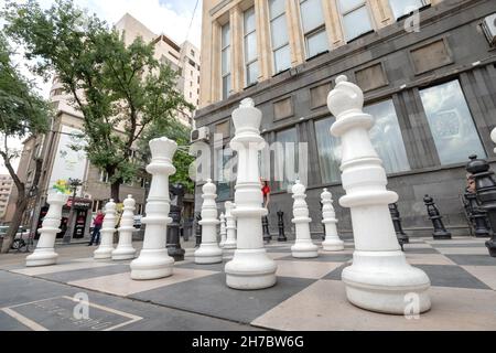 25. Mai 2021, Eriwan, Armenien: Große Schachfiguren auf einer Stadtstraße erlauben jedem, ein Spiel zu spielen Stockfoto