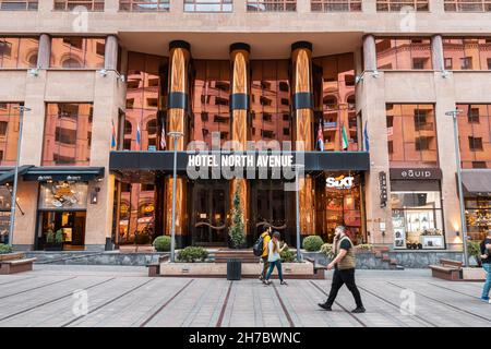 25. Mai 2021, Eriwan, Armenien: Fassade eines luxuriösen North Avenue Hotels in einer Fußgängerzone Stockfoto