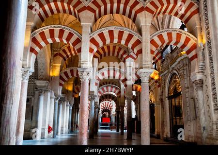 Zweistufige Hufeisen- und Halbkreisbögen an der Großen Moschee von Córdoba, Spanien. Stockfoto