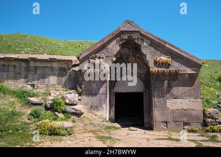 Orbelian oder Selim Karawanserei Eingang zu einem alten Gebäude mit gravierten Tiermustern auf einem Bergpass in Armenien Stockfoto