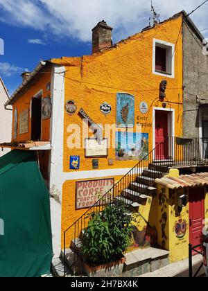 Lokale Lebensmittelboutique mit Logos von lokalen Waren an der Fassade des Corte house.in, Korsika Stockfoto