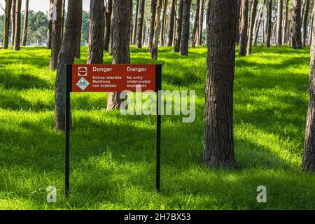 Rotes Warnschild, kein Eingang, nicht explodierter Sprengstoff. Dieses Schild steht in einem nun friedlichen Wald bei Vimy in Frankreich. Im Ersten Weltkrieg war der Ort ein Stockfoto