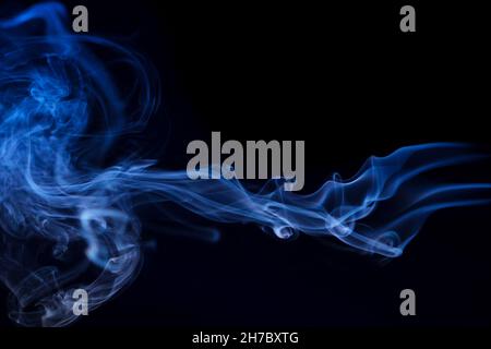 Abstrakter Rauch Weipa. Persönliche Aroma-Verdampfer. Konzept des alternativen Nikotinrauchens. Farbe vape Rauch auf dunklem Hintergrund. Elektronische Zigarette. Verdampfer. Dampfend. Verschwommenes Bild, weicher Fokus Stockfoto