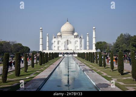 Das Taj Mahal ist ein riesiges Mausoleum aus weißem Marmor, das zwischen 1631 und 1648 im Auftrag des Moghul-Imperators Shah Jahan zur Erinnerung an seine Lieblingsfrau in Agra erbaut wurde und das Juwel der muslimischen Kunst in Indien und eines der weltweit bewunderten Meisterwerke des Welterbes ist. Es ist ein UNESCO-Weltkulturerbe. Indien. Stockfoto