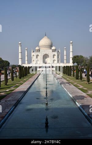 Das Taj Mahal ist ein riesiges Mausoleum aus weißem Marmor, das zwischen 1631 und 1648 im Auftrag des Moghul-Imperators Shah Jahan zur Erinnerung an seine Lieblingsfrau in Agra erbaut wurde und das Juwel der muslimischen Kunst in Indien und eines der weltweit bewunderten Meisterwerke des Welterbes ist. Es ist ein UNESCO-Weltkulturerbe. Indien. Stockfoto