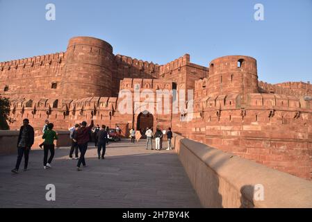 Agra Fort ist eine historische Festung in der Stadt Agra in Indien. Es war die Hauptresidenz der Kaiser der Mughal-Dynastie bis 1638, als die Hauptstadt von Agra nach Delhi verschoben wurde. Vor der Eroberung durch die Briten waren die letzten indischen Herrscher, die es besetzt hatten, die Marathas. Indien. Stockfoto