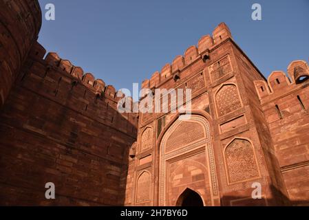 Agra Fort ist eine historische Festung in der Stadt Agra in Indien. Es war die Hauptresidenz der Kaiser der Mughal-Dynastie bis 1638, als die Hauptstadt von Agra nach Delhi verschoben wurde. Vor der Eroberung durch die Briten waren die letzten indischen Herrscher, die es besetzt hatten, die Marathas. Indien. Stockfoto