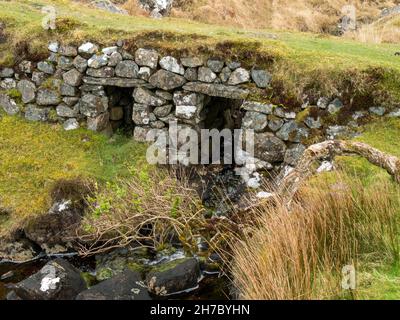 Kleine Steinplatte (Clapper) Brücke über kleine Verbrennung, Isle of Harris, Schottland, Großbritannien Stockfoto