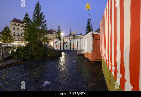 Dresden, Deutschland. 22nd. November 2021. Geschlossene Stände stehen auf dem Historischen Weihnachtsmarkt am Neumarkt. Angesichts der rasant steigenden Corona-Zahlen gelten ab diesem Montag unter anderem in Sachsen und Schleswig-Holstein strengere Regeln zur Bekämpfung der Pandemie. Sachsen, das besonders betroffen ist, schränkt große Teile des öffentlichen Lebens ein. Quelle: Robert Michael/dpa-Zentralbild/dpa/Alamy Live News Stockfoto