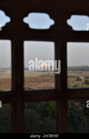 Das Taj Mahal ist ein riesiges Mausoleum aus weißem Marmor, das zwischen 1631 und 1648 im Auftrag des Moghul-Imperators Shah Jahan zur Erinnerung an seine Lieblingsfrau in Agra erbaut wurde und das Juwel der muslimischen Kunst in Indien und eines der weltweit bewunderten Meisterwerke des Welterbes ist. Es ist ein UNESCO-Weltkulturerbe. Indien. Stockfoto