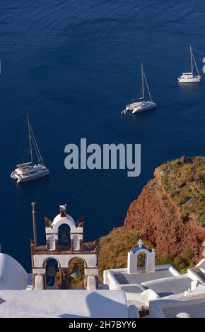 KIRCHE IM DORF OIA AUF DER INSEL SANTORINI IN DEN KYKLADEN, GRIECHENLAND Stockfoto