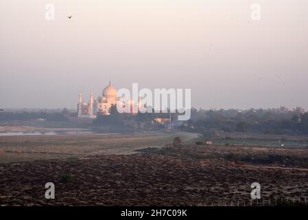 Das Taj Mahal ist ein riesiges Mausoleum aus weißem Marmor, das zwischen 1631 und 1648 im Auftrag des Moghul-Imperators Shah Jahan zur Erinnerung an seine Lieblingsfrau in Agra erbaut wurde und das Juwel der muslimischen Kunst in Indien und eines der weltweit bewunderten Meisterwerke des Welterbes ist. Es ist ein UNESCO-Weltkulturerbe. Indien. Stockfoto