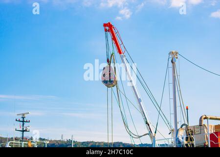 Riemenscheiben. Riemenscheiben eines Fischerbootes oder eines Fischereischiffes. Fischerei. Klarer Himmel-Hintergrund. Stockfoto