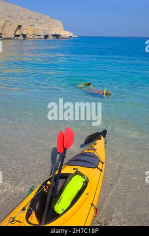 SULTANAT OMAN, MUSANDAM, MEER KAYAK REISE UND SCHNORCHELN IN DER BUCHT VON SHAM IN DER NÄHE DES DORFES KHASAB, MR Stockfoto