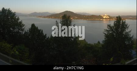 Blick über den Lago Maggiore von Arona auf die Burg Rocca di Angera Stockfoto