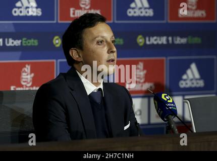 Der Präsident von Olympique de Marseille, Pablo Longoria, antwortet den Medien während einer Pressekonferenz, nachdem das Spiel nach wenigen Minuten gestoppt wurde, als Dimitri Payet von OM eine Plastikwasserflasche auf den Kopf bekam, die vom OL kop während des Fußballspiels Ligue 1 in Frankreich geworfen wurde Olympique Lyonnais (OL) und Olympique de Marseille (OM) am 21. November 2021 im Groupama-Stadion in Decines-Charpieu bei Lyon, Frankreich - Foto: Jean Catuffe/DPPI/LiveMedia Stockfoto